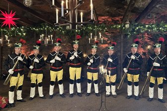 Erzgebirge im Weihnachtsglanz: Erzgebirgsensemble musiziert in ARD-Adventsspecial - Das Erzgebirgsensemble Aue mit Russischen Hörnern. Gedreht wurde im Markus-Röhling-Stolln.