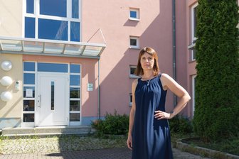 Erzgebirge: In dieser Schule darf kein Unterricht stattfinden - Antje Wetzig vor der verhinderten Schule in Oelsnitz. Sie ist Verwaltungsleiterin der Montessori-Schulen Chemnitz und Thalheim GmbH. Nun soll es vor Gericht gehen.