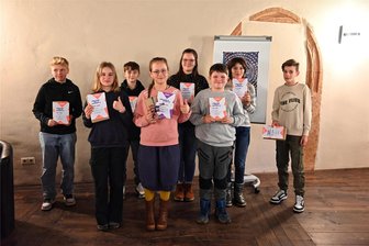 Erzgebirge: Jöhstädterin gewinnt Vorlesewettbewerb - Lea Neumann (M.) aus Jöhstadt hat den Kreisausscheid des Vorlesewettbewerbs des Deutschen Buchhandels gewonnen.