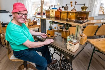 Erzgebirge: Kaffee-Kurt präsentiert kuriose Maschine - Steffen Konkol, besser bekannt als Kaffee-Kurt, kann jetzt bei Bedarf eine Kaffeemühle auch per Beinkraft betätigen.