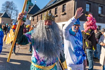 Erzgebirge: Kaiserwetter und tolle Stimmung beim Faschingsumzug in Satzung - Passend zum Motto „Unter dem Meer“ hatte sich Steffen Ullmann als Neptun verkleidet.