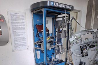 Erzgebirge: Kassenautomat in Parkhaus im Kurbad gesprengt - Jetzt muss per Hand kassiert werden - Mit Feuerwerk ist in Bad Schlema der Kassenautomat des Parkhauses gesprengt worden. Die Polizei ermittelt.