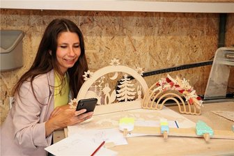 Erzgebirge: Kleine Holzkunst kommt bei Instagram groß raus - Carolin Kempe mit den wichtigsten Arbeitsutensilien: Papier, Stift und Handy. 
