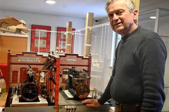 Erzgebirge: König der Modellbaukunst zeigt im K3 seine einmaligen Schätze - Manfred König mit einem Nachbau eines Schiffsdieselmotors (r.). In dem mit Forstbenzin laufenden Modell stecken rund 2000 Arbeitsstunden. Daneben ist das Modell eines Einzylindermotors des Entwicklungsingenieurs Torsten Schür zu sehen.
