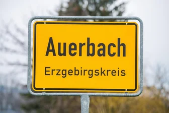 Erzgebirge: Krippenkinder-Gruppe muss wegen Wasser-Havarie umziehen - Ein geplatzter Wasserschlauch hat in der Kita „Gänseblümchen“ für einen nächtlichen Noteinsatz des Bauhofs gesorgt.