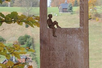 Erzgebirge: Künstlerin gestaltet Stele für Glockenwanderweg - Die Stele steht jetzt auf dem Kupferleitenweg.