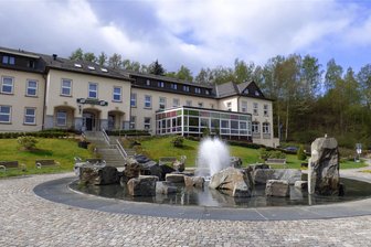 Erzgebirge: Kurort lässt Musikbrunnen generalüberholen - Blick auf den Musikbrunnen und das Kurhotel in Bad Schlema.