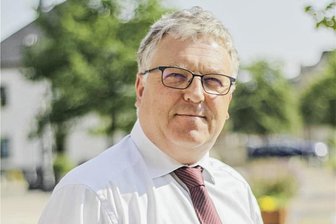 Erzgebirge: Landrat spricht Bürgermeister vom Holzdieb-Vorwurf frei - Musste sich offenbar zu Unrecht den Vorwurf anhören, ein Holzdieb zu sein: Elterleins Bürgermeister Jörg Hartmann. Seine Amtszeit endet trotzdem bald. Vor wenigen Tagen ist Annette Ficker zu seiner Nachfolgerin gewählt worden.