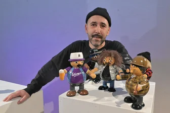 Erzgebirge: Lichtelfest verbindet Tradition und Moderne - André Morgner alias Boogie hat sich mit seinen modernen Räuchermännchen im Schmeilhaus präsentiert.