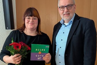 Erzgebirge: Linke nominieren Direktkandidatin für Bundestagswahl - Jennifer Wolf aus Lößnitz mit Rico Gebhardt, dem Linken-Kreisvorsitzenden.