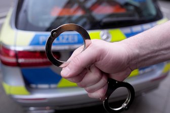 Erzgebirge: Mann greift Nachbarn an – Bedrohung mit Messer - Eine Gewalttat in einem Mehrfamilienhaus in Stollberg führte zum Polizeieinsatz.