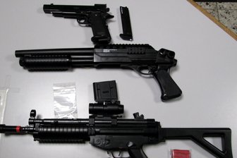 Erzgebirge: Mann im Drogenrausch bedroht Autofahrer und Kind mit Softairwaffe - Täuschend echt aussehende Softairwaffen: Mit einer Pistole (oben) hat ein Mann einen Autofahrer und ein Kind bedroht.