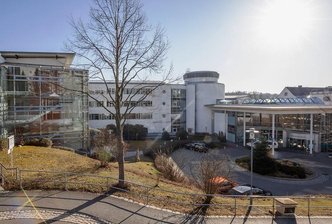 Erzgebirge: Mehrheit der Klinikbeschäftigten sieht vom Pflegebonus keinen Cent - Nur wenige Mitarbeiterinnen und Mitarbeiter in den hiesigen Kliniken, wie hier das Erzgebirgsklinikum in Annaberg, sind in den Genuss des Pflegebonus gekommen. 