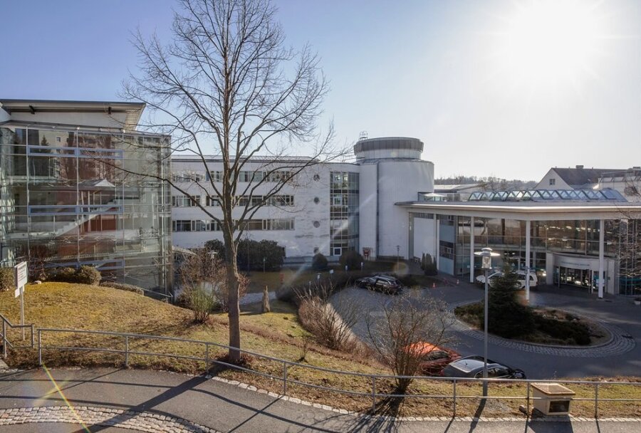 Erzgebirge: Mehrheit der Klinikbeschäftigten sieht vom Pflegebonus keinen Cent - Nur wenige Mitarbeiterinnen und Mitarbeiter in den hiesigen Kliniken, wie hier das Erzgebirgsklinikum in Annaberg, sind in den Genuss des Pflegebonus gekommen. 