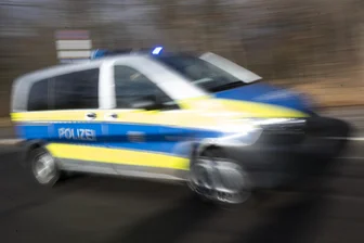 Erzgebirge: Mercedes-Lkw mit Hänger kippt in Straßengraben - Die Polizei eilte am Dienstagvormittag zu einen Unfall in Pobershau.