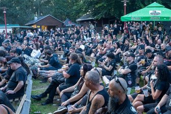 Erzgebirge: Metal-Festival lässt Waldbühne beben - Hunderte Besucher verfolgten die fünfte Auflage des Festivals auf der Waldbühne in Cunersdorf.