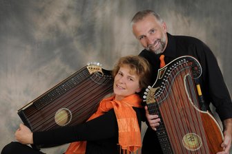 Erzgebirge: Mit dem Klang der Zither in die Welt hinaus - Das Duo Zitherklang ist in der Böttcherfabrik in Pobershau zu Gast.