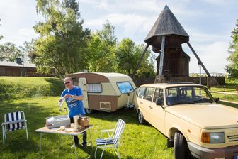 Erzgebirge: Mit dem Wartburg zur Oldtimerschau - Lothar Fritzsche mit seinem Wartburg und Wohnanhänger vor dem Pferdegöpel in Lauta.