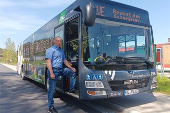 Erzgebirge: Mit der Gästekarte können Touristen künftig viele Linien im Nahverkehr gratis nutzen - Busfahrer Artem Lukas steuert den Welterbe-Bus durch das Erzgebirge. Mit der Gästekarte können Touristen künftig zwischen Freiberg, Seiffen und Annaberg kostenlos den Nahverkehr bestimmter Linien nutzen.