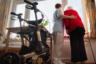 Erzgebirge: Mit Impfpflicht wächst Angst vor Personalnot in der Pflege - Viele Einrichtungen im Erzgebirge befürchten, dass die Impfpflicht dazu führen wird, dass Mitarbeiter und Mitarbeiterinnen ihren Job wechseln.