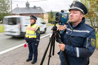 Erzgebirge: Mit Schulbeginn nimmt Polizei verstärkt Verkehrssünder ins Visier - Polizeihauptmeisterin Jacqueline Diener und Polizeihauptkommissar Sven Klemm kontrollierten in Kühnhaide.