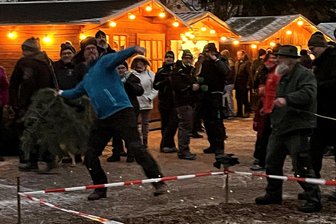 Erzgebirge mit Spaßfaktor: Wenn’s im Dorf abends nach Fichtennadelbad riecht - Die Haltungsnote stimmt. Andreas Steinberger gehörte in Crottendorf zu den Wettkämpfern beim Christbaumweitwurf. Um gut abzuschneiden, hatte er zuhause noch trainiert. Letztlich ging es beim Knutfest im Dorf um die gemeinsamen Stunden.