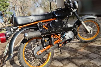 Erzgebirge: Moped aus Hinterhof gestohlen - Die Polizei sucht Zeugen, die Hinweise zum Diebstahl dieses Mopeds geben können.