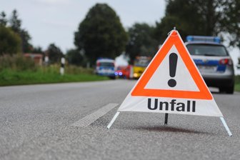 Erzgebirge: Motorradfahrer bei Unfall auf B 95 schwer verletzt - Ein schwerer Unfall hat sich auf der B 95 bei Thum ereignet.