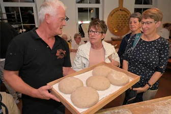 Erzgebirge: Museumsnacht mit Schurkerei und Geld - Matthias Pausch (l.) mit Martina (2. v. l.) und Kerstin Hendel (r.) beim Brot backen.