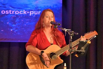Erzgebirge: Musiker von Ostrock Pur rocken Bürgergarten - Die Band Ostrock Pur hat das Publikum in Stollberg mit Hits der DDR-Zeit unterhalten.