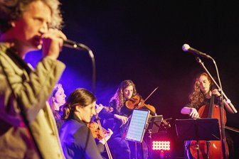 Erzgebirge: „Musikwelten“ im Theater erleben - Der popmusikalische Geschichtenerzähler Felix Meyer kommt mit seiner Band nach Annaberg-Buchholz.