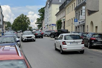 Erzgebirge: Mutter lässt Kind bei Hitze im Auto zurück - Der Vorfall ereignete sich am Dienstagmittag auf der Wolkensteiner Straße in Annaberg-Buchholz.