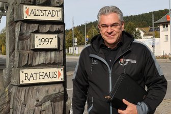 Erzgebirge: Nach Gewaltvorfällen in Schwarzenberg – so will der OB die Sicherheit erhöhen - Der Schwarzenberger Oberbürgermeister Ruben Gehart hat sich jetzt erneut in einem Statement zu Wort gemeldet.