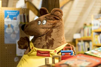 Erzgebirge: „Nacht der Bibliotheken“ lockt mit exklusiver Sonderführung und großer Kuscheltier-Übernachtungsparty - Die Stadtbibliothek Annaberg-Buchholz und der Bücherbär laden zur „Nacht der Bibliotheken“.