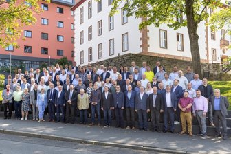 Erzgebirge: Neuer Kreistag, erste Sitzung, erste Aufreger - Der neue Kreistag im Überblick. Das Gremium umfasst 98 Kreistagsmitglieder sowie Landrat Rico Anton (CDU).