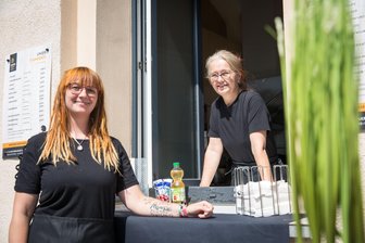 Erzgebirge: Neues Bistro am Bahnhof öffnet ab Montag - Larissa Lämmel (l.) und Ellen Haselberger gehören zum Team des Bistros in Stollberg.