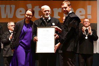 Erzgebirge nun offiziell Welterbe, Vermarktung nimmt Formen an - Die Urkunde belegt den Welterbestatus: Michelle Müntefering übergab das Dokument in Freiberg an Alt-Landrat Volker Uhlig und Sachsens Ministerpräsidenten Michael Kretschmer.