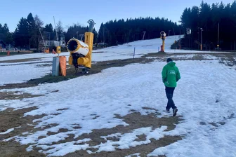 Erzgebirge ohne Schneerücklagen: In Sachsen war es 2025 viel zu trocken - Flaute für Skifahrer im Erzgebirge: In Altenberg musste im Dezember der Liftbetrieb vorübergehend eingestellt werden.