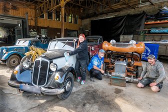 Erzgebirge: Oldtimer nehmen Marienberger Dreieck unter die Räder - Während Roy Sachse und Hartmut Mühl an einem Austin Healey, Baujahr 1958, schrauben, putzt Livia Kaden (v. r.) einen Ifa F8.