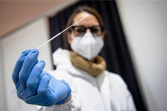 Erzgebirge: Omikron-Verdacht in nunmehr 48 Fällen - In einem Testzentrum wird von einer Mitarbeiterin ein Abstrich für einen Schnelltest genommen. 