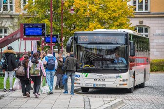 Erzgebirge: Opa begrapscht Frauen am Busbahnhof - Gericht verhängt Strafe - Auf dem Postplatz in Aue verfolgte der Angeklagte immer wieder junge Frauen in Busse. Später verlegte er sich auf Züge der Regionalbahn.
