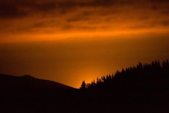 Erzgebirge: Orange leuchtender Himmel sorgt für Aufsehen - 