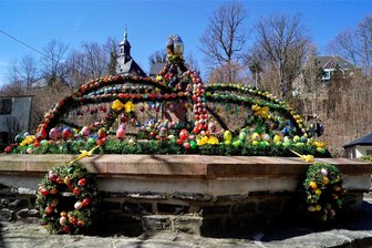 Erzgebirge: Osterbrunnentour in der Greifensteinregion lädt zum Staunen, Rätseln und Entdecken ein - Der Osterbrunnen in Gornsdorf.