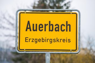 Erzgebirge: Parkett im Schul-Speisesaal von Auerbach ausgebessert - Auerbach hat in die Oberschule investiert.