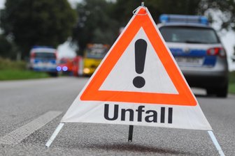 Erzgebirge: Pkw weicht Reh aus - 11.000 Euro Schaden - Einen Wildunfall hat die Polizei in Wildbach aufgenommen.