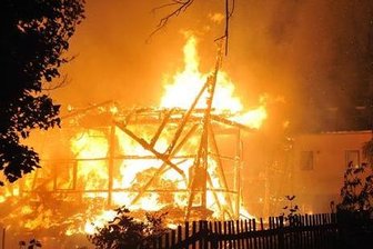 Erzgebirge: Polizei stellt Brandstifter am Tatort - Ende August brannte die frühere Gaststätte Bauernstube. Geprüft wird, ob der nun gefasste Tatverdächtige auch für diesen Brand verantwortlich ist.