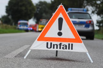 Erzgebirge: Radfahrer stößt mit Auto zusammen - Die Polizei musste in Jahnsdorf zu einem Unfall ausrücken.