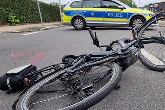 Erzgebirge: Radfahrerin nach Zusammenstoß mit Auto verletzt - Bei einem Unfall in Neukirchen wurde am Samstag eine Radfahrerin verletzt.