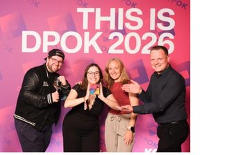 Erzgebirge: Regionalmarketing „Erz-periment“ gewinnt Preis für Onlinekommunikation - Benjamin Brunner, Miriam Weber, Sabine Schulze-Schwarz und Daniel Schalling (v. l.) nach der Verleihung des Deutschen Preises für Onlinekommunikation in Berlin.