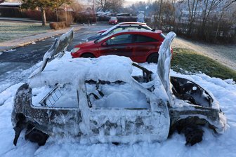 Erzgebirge: Renault brennt vollkommen aus - Ursache ist unklar - Der vollkommen ausgebrannte Pkw in Lößnitz.